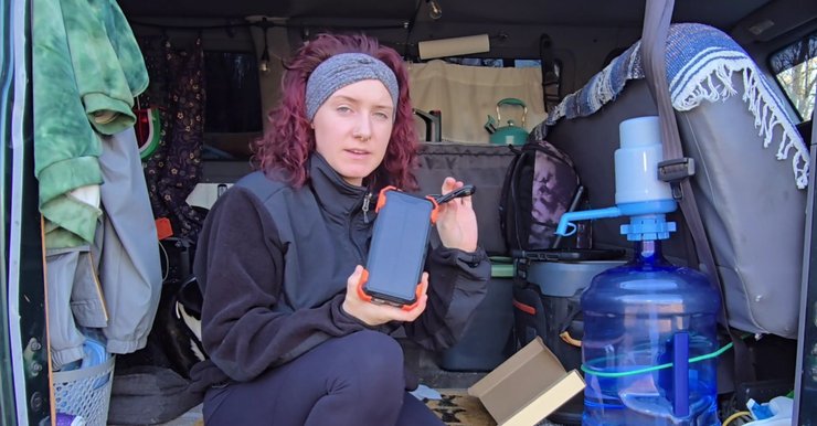 Девушка демонстрирует солнечный повербанк GOODaaa