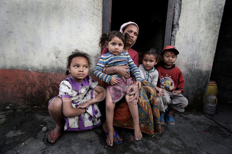 бедная семья, мать, дом, фото