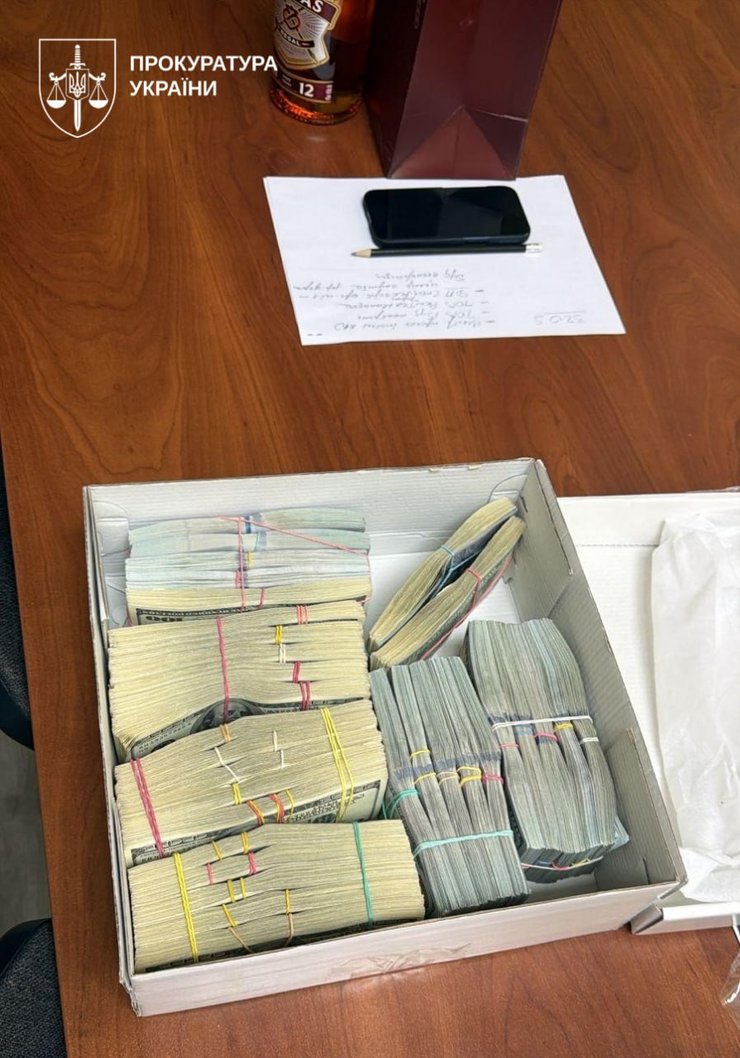 Фото коробки з грошима для хабаря від командувача логістики ПС ЗСУ