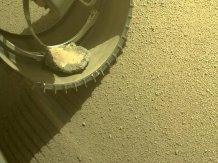 марсоход, Perseverance, марсианский камень, колесо