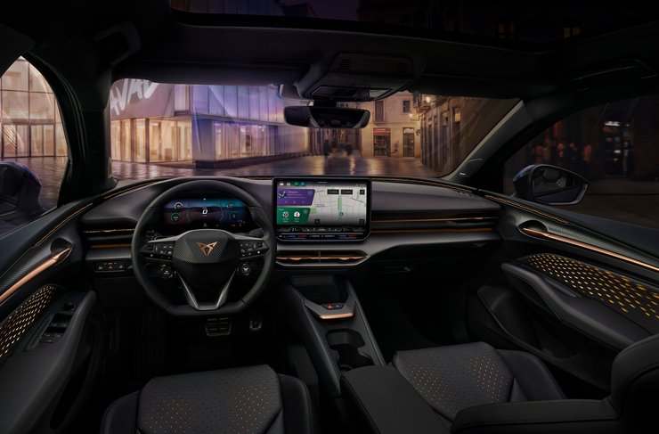 На передней панели установлены два экрана