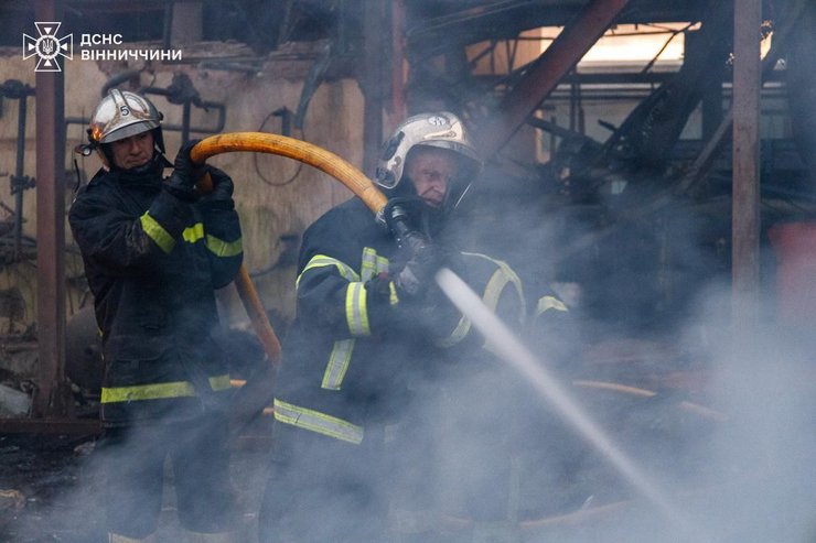 Працівники ДСНС тушать вогонь після нічної атаки на Вінницю
