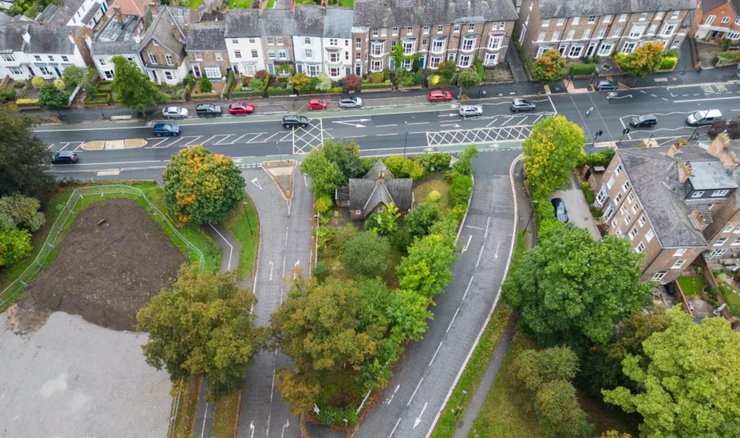 Невеликий будинок у Йорку, розташований усередині дорожньої розв'язки й оточений зеленню