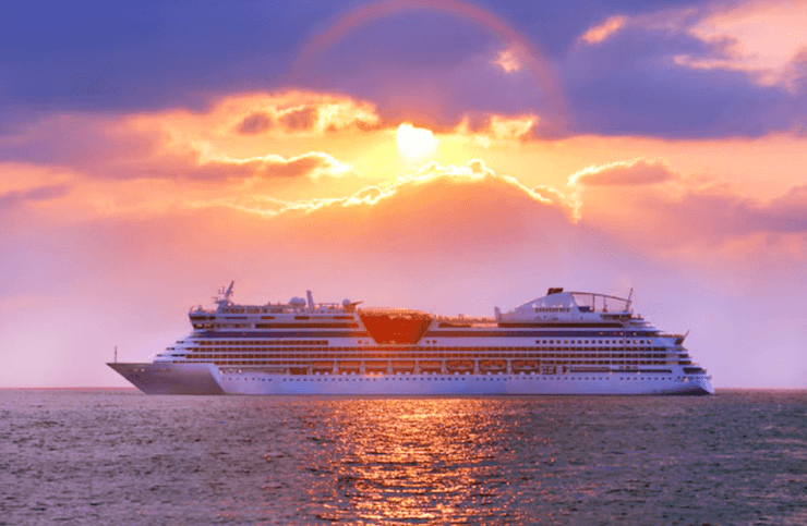 Круизный лайнер в море