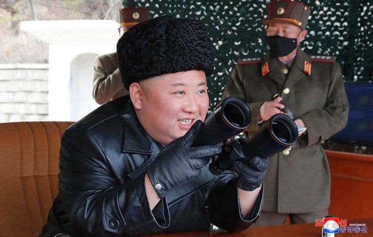 Ким командует учениями без маски