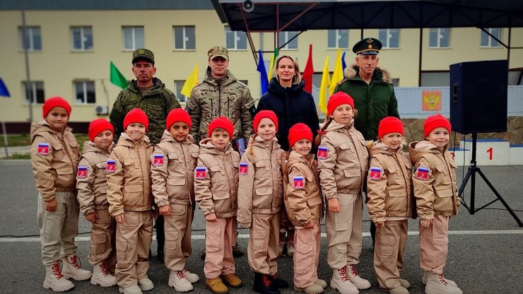 Детям вручили военные удостоверения