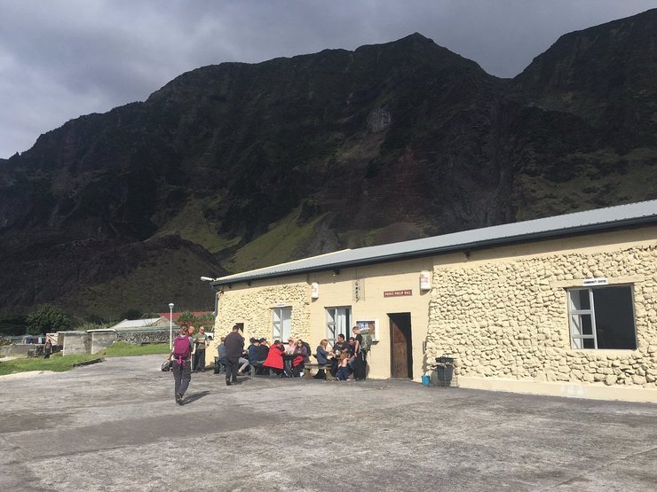 Перед баром