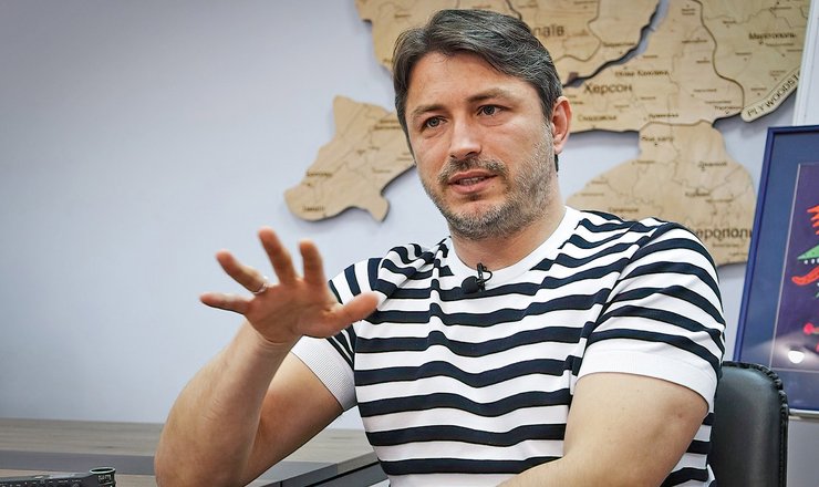 Сергій Притула у полосатій футболці