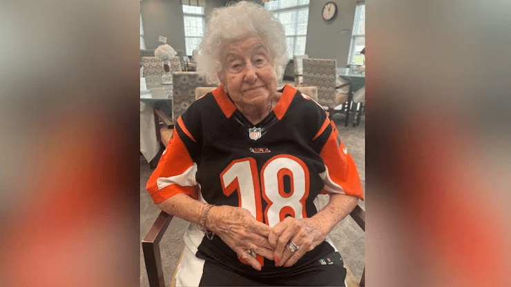 105-летняя женщина, пенсионерка, американка, любит футбол, любит виски, пожарная служба, день рождения, секрет долголетия