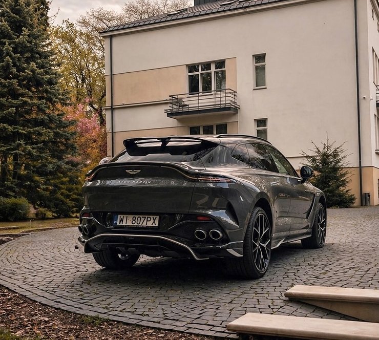 Aston Martin DBX707