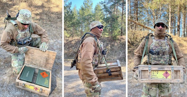 Фото бійця у екзоскелеті Гюрза-1 з коробкою для снарядів