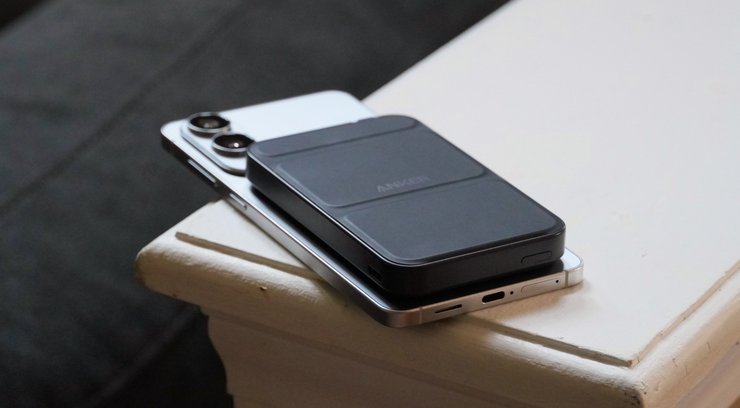 смартфон и внешний аккумулятор