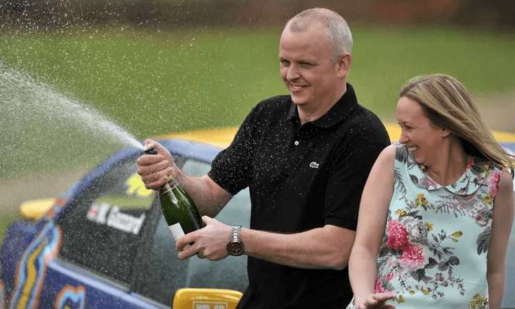 Переможець лотереї, лотерея, гроші, приз, став мільйонером, виграв 100 мільйонів, купив дорогі авто, називають садівником