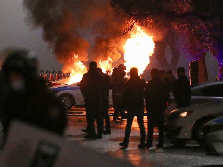 Сожженная патрульная машина полиции - один из визуальных символов нынешних беспорядков в Казахстане