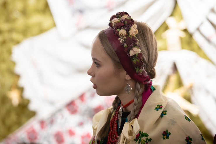 Украинка в традиционном наряде на Троицу 2025