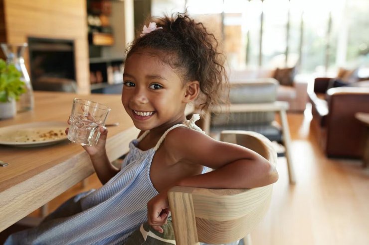 девочка, стакан воды, кухня, фото