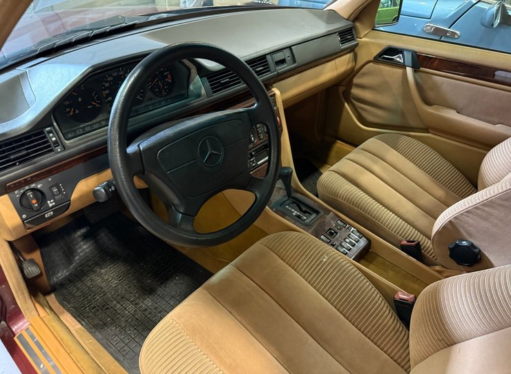 салон Мерседеса W124