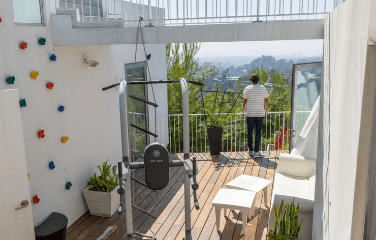 Женщина не платила за аренду жилья, не платила за жилье, не могли выгнать, суд, выгнали из дома, выселили за неуплату, современный особняк