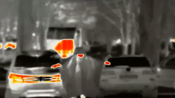 Так выглядит человек у пончо через объектив тепловизора.