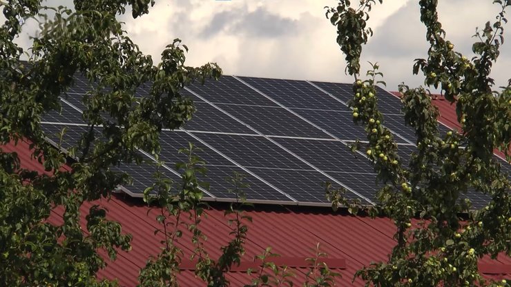 Сонячні панелі на даху