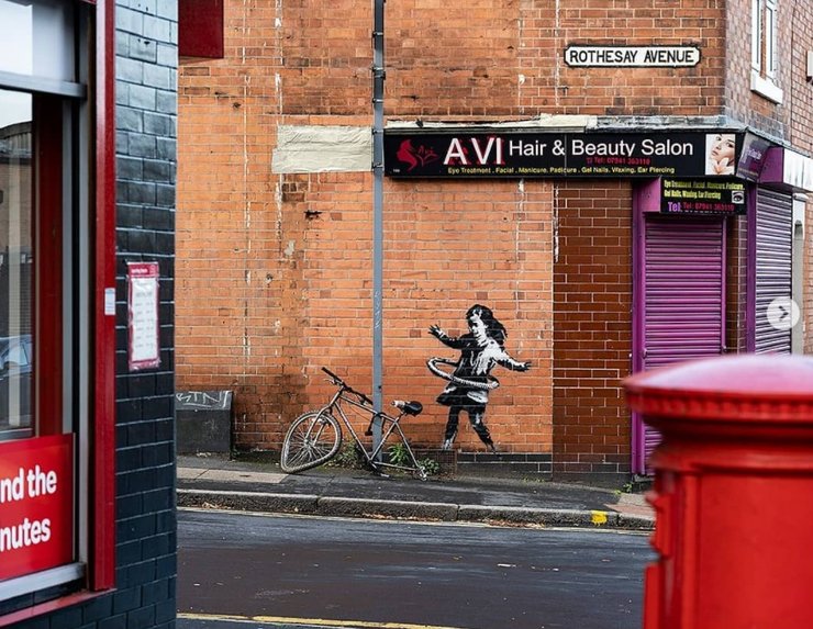 Бэнкси, граффити, стрит-арт, девочка с обручем, Англия