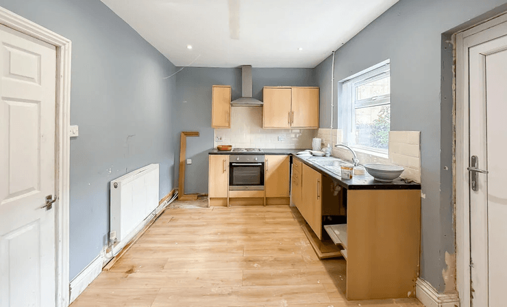 В заброшенном поселке выставлен на продажу двухэтажный дом, который понравится любителям тишины и уединения