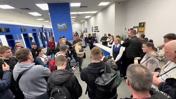 Чоловіки за кордоном під час мобілізації в Україні