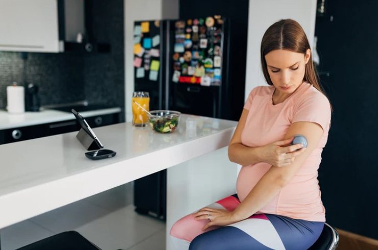 Девушка, завтрак, датчик на руке