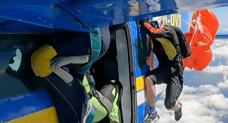 Парашютист застрял под крылом самолета после внезапного раскрытия запасного парашюта