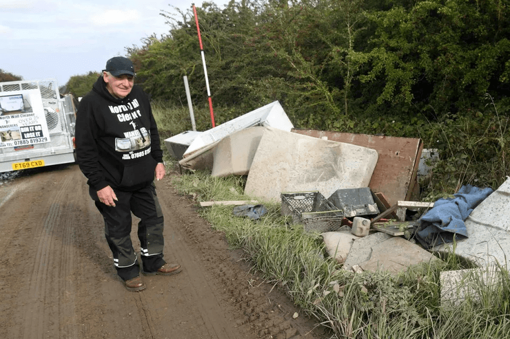 25 лет собирает мусор, утилизация мусора, лицензия, сбор мусора, летний проект, пенсионер, получил награду, чистильщик,