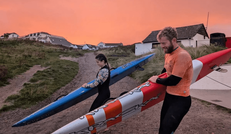 Школьница плавает на серфинге в школу, серфинг, серфинг с веслами, море, пляж, жалят медузы, сбор денег, клуб спасателей