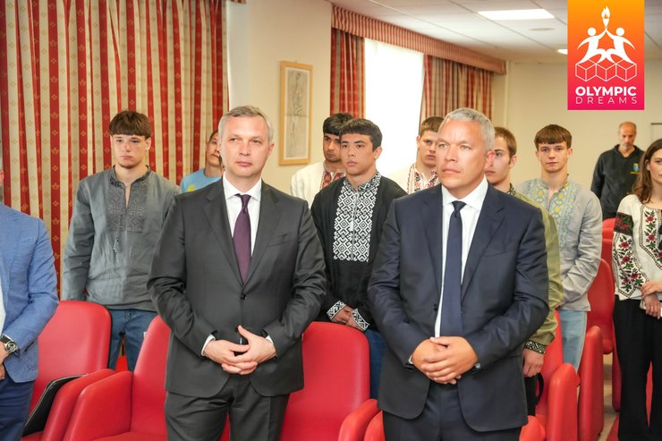 Надзвичайний і Повноважний Посол України в Італійській Республіці Ярослав Мельник та ініціатор проєкту Olympic Dreams Анатолій Бойко. Хвилина мовчання