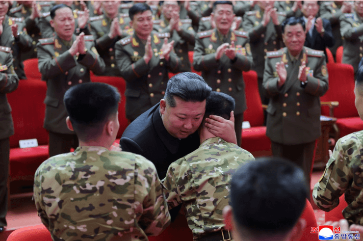 Ким Чен Ын обнимает северокорейского солдата