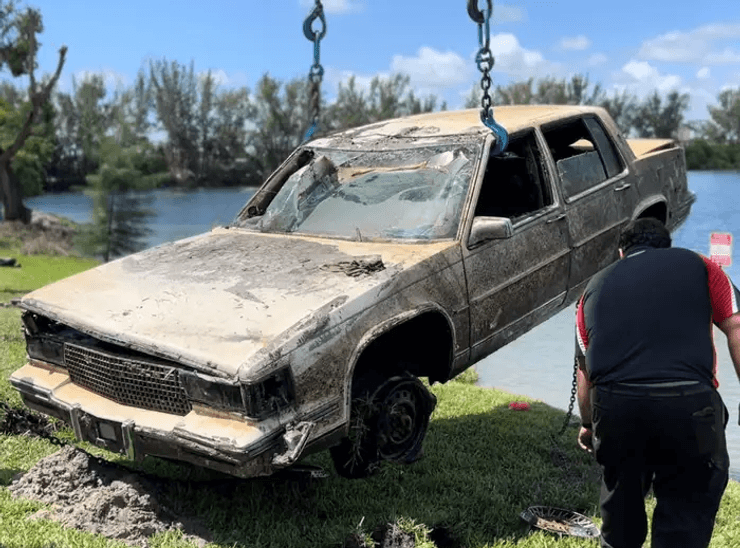 Утонувший автомобиль, угнанный автомобиль, достали с озера, водолазы достали 30 машин, машина с озера, достали со дна