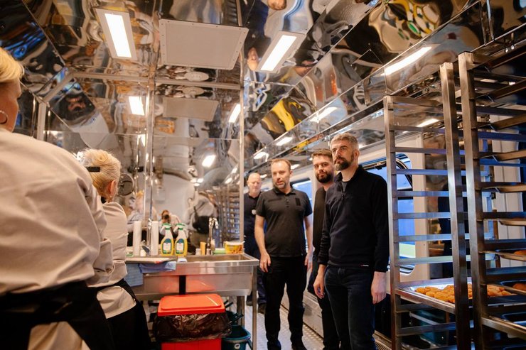 Оборудование, которым оснащен поезд, позволяет готовить супы, каши, салаты, мясо и тому подобное.