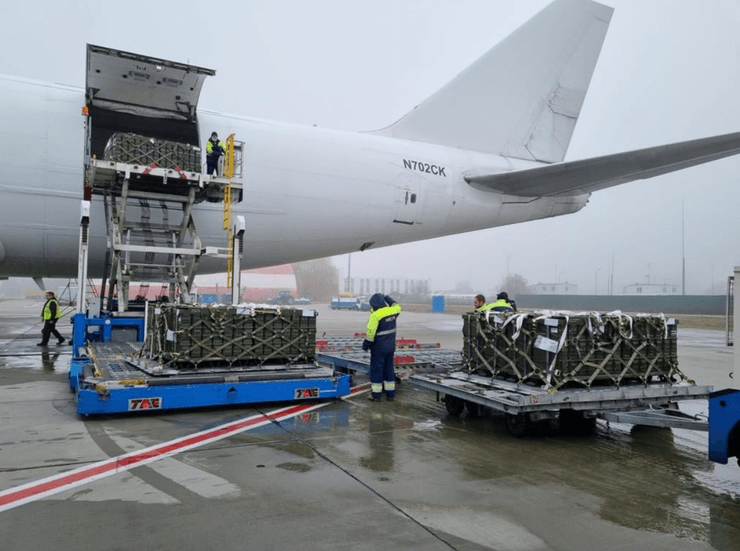 погрузка боеприпасов на самолет