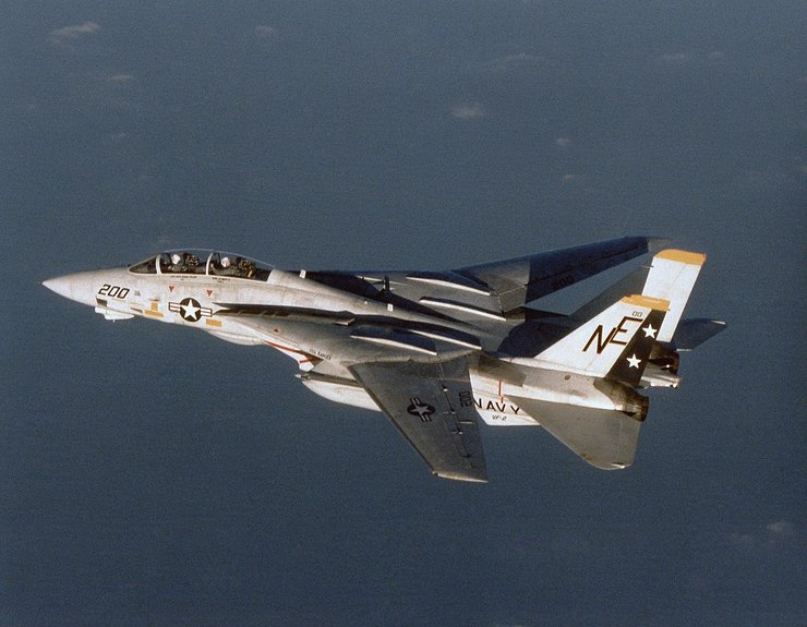 самолет в полете над морем, самолет F-14 Tomcat, истребитель F-14 Tomcat