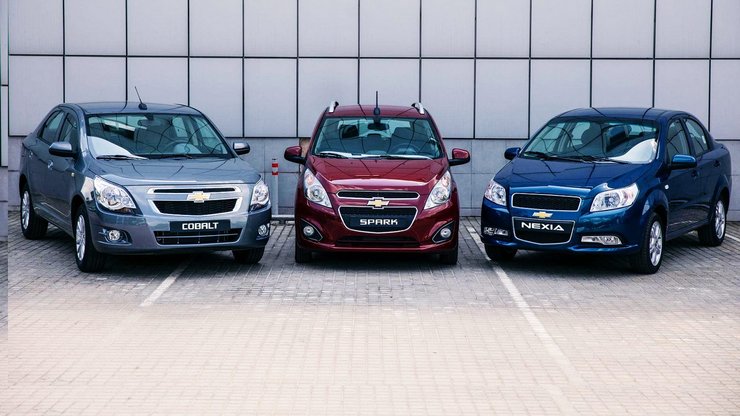 Зліва направо: Chevrolet Cobalt, Chevrolet Nexia, Chevrolet Spark