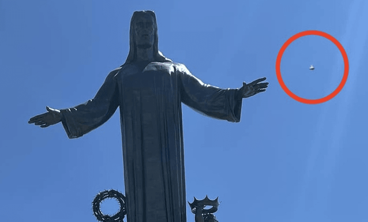 НЛО в Мексиці, схожий на планету НЛО, статуя Христа, статуя Христа в Мексиці, пам'ятка, помітили НЛО, феномен у небі,