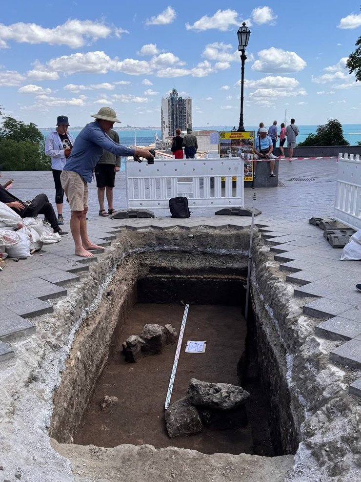 Раскопки в Одессе происходят на Приморском бульваре возле памятника Дюку