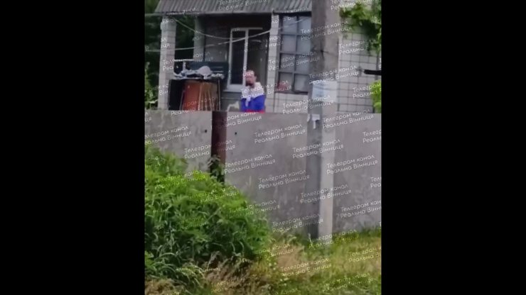 Мужчина замотался во флаг и ходил по двору во время похорон бойца