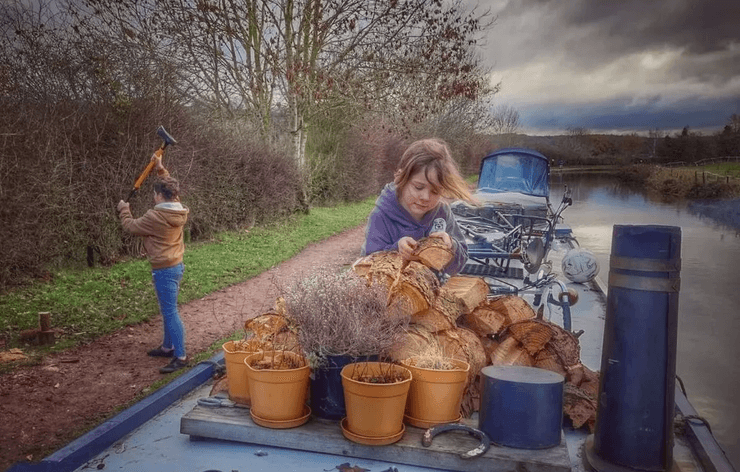 Сім'я вирішила жити на човні, старий човен, переробили човен на будинок, життя на човні, сім'я живе на човні, старе судно