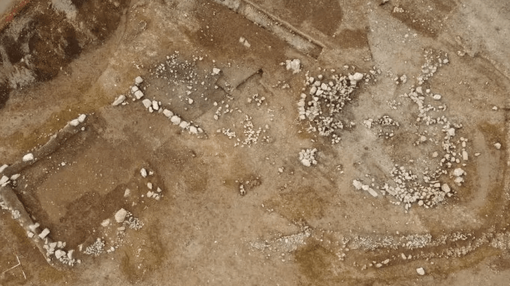 Археологические находки, Ньюквей, бронзовый век, круглые дома, римские здания, керамика, Корнуольское археологическое подразделение, район Тревемпер, эпоха неолита, жилая застройка Тревет, керамика Тревискерской посуды, каменные орудия труда,