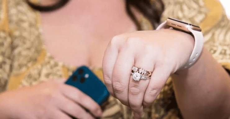 Жінка загубила діамант, сімейна цінність, знайшли діамант, аеропорт, знайшли діамант у туалеті, дорогоцінний камінь, прикраса