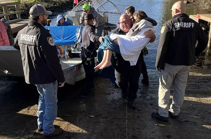 Рыбаки спасли двух девушек в океане, которые провели там 16 часов, что с ними произошло, все подробности инцидента