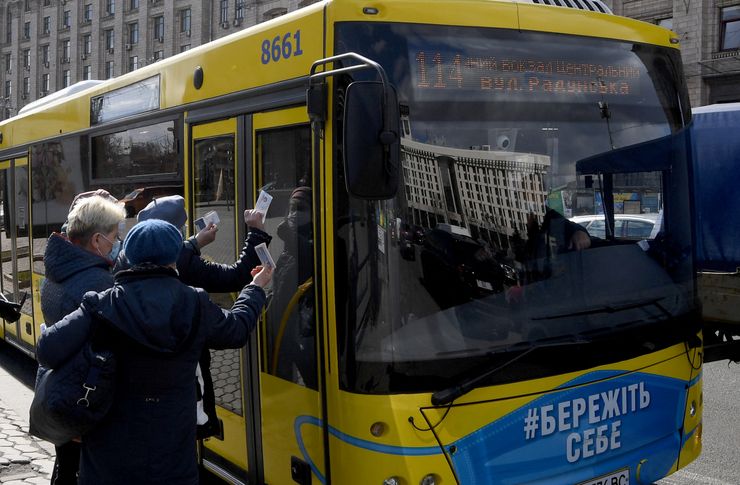 локдаун в киеве, спецпропуска, общественный транспорт, остановка