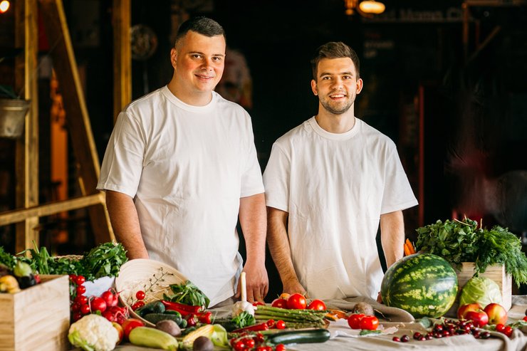 Роман Мелкумов і Степан Зіняков займаються доставкою овочів і фруктів