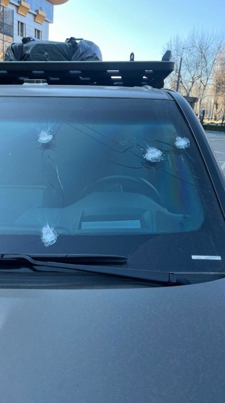 фото слідів від куль на лобовому склі машини SkyNews під Добропіллям