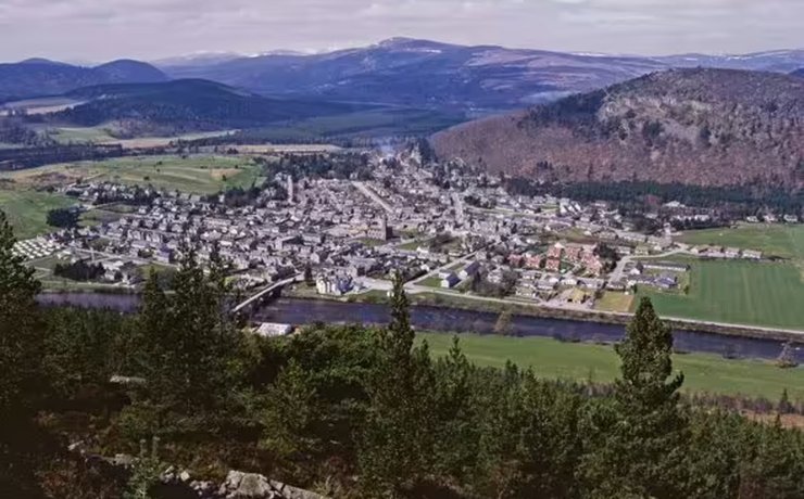 Село Баллатер, село, містечко, маєток, замок Балморал, резиденція королівської сім'ї, Чарльз III