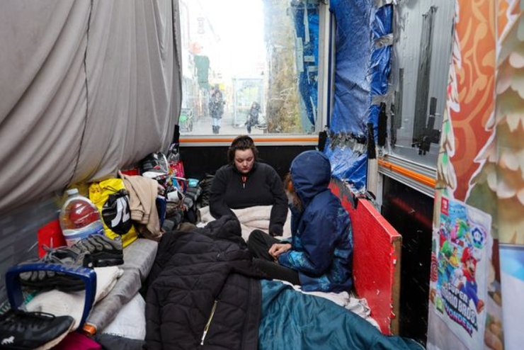 Дівчина з хлопцем та мамою поселилась на автобусній зупинці, Велика Британія, Дестіні Мітчелл